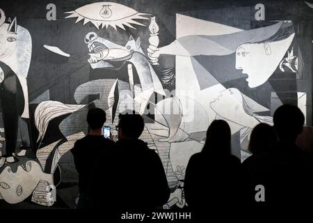 Besucher sehen das Ölgemälde „Guernica“ des spanischen Künstlers Pablo Picasso, Reina Sofia Museum, Madrid, Spanien Stockfoto