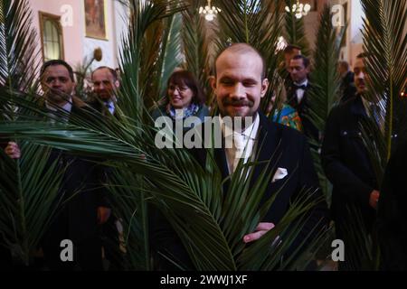 Krakau, Polen. März 2024. Die Menschen nehmen an der traditionellen Palm Sunday Feier in St. Franziskus-Basilika in Krakau, Polen am 24. März 2024. Während des Palmensonntags, der auch als Sonntag der Passion des Herrn bezeichnet wird, nehmen die Teilnehmer an einer heiligen Messe Teil und gehen in der Prozession mit Palmblättern oder handgewebten Palmen aus einer Vielzahl von Blumen und Pflanzen. (Kreditbild: © Beata Zawrzel/ZUMA Press Wire) NUR REDAKTIONELLE VERWENDUNG! Nicht für kommerzielle ZWECKE! Quelle: ZUMA Press, Inc./Alamy Live News Stockfoto