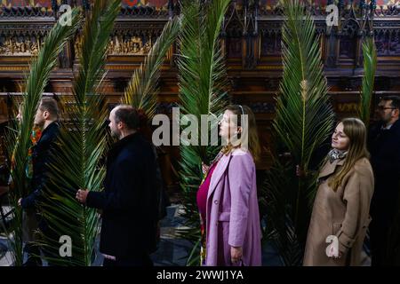 Krakau, Polen. März 2024. Die Menschen nehmen an der traditionellen Palm Sunday Feier in St. Franziskus-Basilika in Krakau, Polen am 24. März 2024. Während des Palmensonntags, der auch als Sonntag der Passion des Herrn bezeichnet wird, nehmen die Teilnehmer an einer heiligen Messe Teil und gehen in der Prozession mit Palmblättern oder handgewebten Palmen aus einer Vielzahl von Blumen und Pflanzen. (Kreditbild: © Beata Zawrzel/ZUMA Press Wire) NUR REDAKTIONELLE VERWENDUNG! Nicht für kommerzielle ZWECKE! Quelle: ZUMA Press, Inc./Alamy Live News Stockfoto