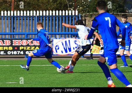 Links Park, Montrose, Großbritannien. März 2024. Paul Watsons Testimonial Football Match, Montrose gegen Dundee; Euan Mutale aus Dundee erzielt in der 25. Minute das Eröffnungstor des Spiels 1-0. Credit: Action Plus Sports/Alamy Live News Stockfoto