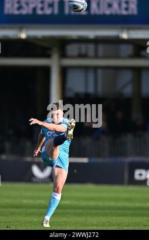 Bath, Somerset, Großbritannien. 24. März 2024, The Recreation Ground, Bath, Somerset, England; Gallagher Premiership Rugby, Bath versus Sale Sharks; George Ford von Sale Sharks Kicks Credit: Action Plus Sports Images/Alamy Live News Stockfoto