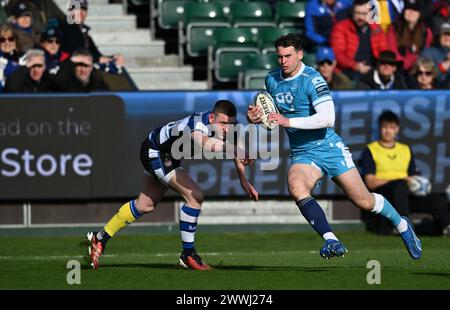 Bath, Somerset, Großbritannien. 24. März 2024, The Recreation Ground, Bath, Somerset, England; Gallagher Premiership Rugby, Bath versus Sale Sharks; Tom Roebuck von Sale Sharks läuft in einem Versuch, nachdem er Finn Russell von Bath vermieden hat Credit: Action Plus Sports Images/Alamy Live News Stockfoto