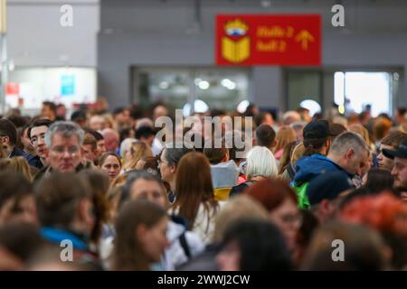 Leipziger Buchmesse 2024 23.03.2024 gegen 12,30 Uhr Leipzig, neue Messe im Foto: Menschenmassen in einer Halle der Leipziger Buchmesse die Leipziger Buchmesse findet in diesem Jahr vom 21. bis 24. März statt. Auf dem Frühjahrstreffen der Buchbranche präsentierte sich über 2,000 Aussteller aus 40 Ländern mit ihren Neuheiten. Unter dem Motto alles außer flach präsentieren sich die Niederlande und Flandern als Gastland auf der Leipziger Buchmesse 2024. Zeitgleich zur Leipziger Buchmesse findet dieses Jahr erneut auch die Manga-Comic-Con. Leipzig Sachsen Deutschland *** Leipziger Buchmesse 2024 23 Stockfoto