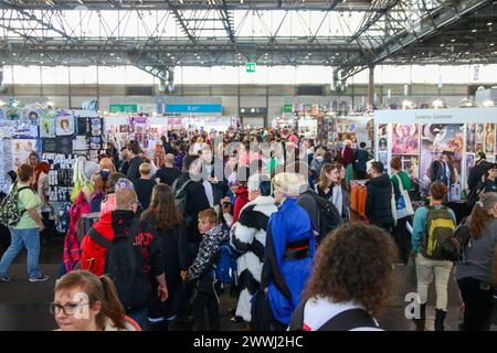 Leipziger Buchmesse 2024 23.03.2024 gegen 12,30 Uhr Leipzig, neue Messe im Foto: Menschenmassen in einer Halle der Manga-Comic-Con die Leipziger Buchmesse findet in diesem Jahr vom 21. bis 24. März statt. Auf dem Frühjahrstreffen der Buchbranche präsentierte sich über 2,000 Aussteller aus 40 Ländern mit ihren Neuheiten. Unter dem Motto alles außer flach präsentieren sich die Niederlande und Flandern als Gastland auf der Leipziger Buchmesse 2024. Zeitgleich zur Leipziger Buchmesse findet dieses Jahr erneut auch die Manga-Comic-Con. Leipzig Sachsen Deutschland *** Leipziger Buchmesse 2024 23 03 2 Stockfoto