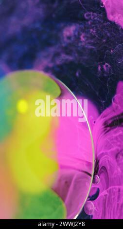 Farbe Wassertropfenfarbe gelb rosa Ölblase Stockfoto
