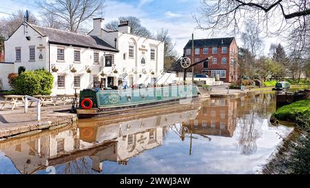 An einem sonnigen Tag in Audlem am Shropshire Union Canal, England, Großbritannien, Cheshire, liegen Boote vor dem Shroppie Fly Pub Stockfoto