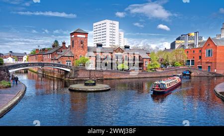 Sightseeing-Boot am Malt House Pub an der Old Turn Junction mit dem Birmingham and Fazeley Canal und Birmingham Canal Navigation (BCN) Stockfoto