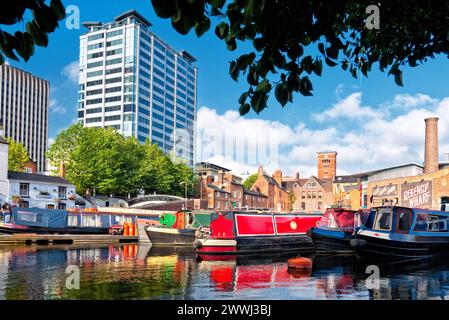 Vertäute Schmalboote im Gas Street Basin, auf der Birmingham Canal Navigation (BCN), und Birmingham and Worcester Canal Birmingham, England, Großbritannien Stockfoto