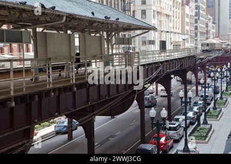 Chicago, Illinois. Die 'L' (Elevated Railway) in Downtown Chicago's Loop Gegend. Der Zug Nähert Sich Der Station Randolph/Wabash Street. Stockfoto