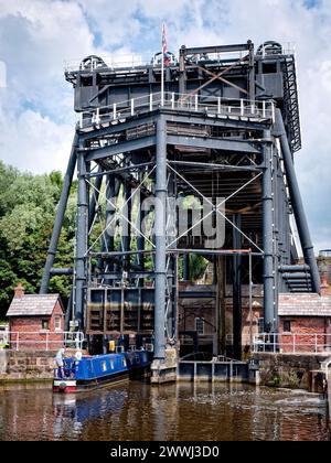 Schmalboot in den Anderton Boat Lift, gebaut 1875, um vom River Weaver 60 Meter hoch zum Trent and Mersey Canal in der Nähe von Anderton und North zu fahren Stockfoto