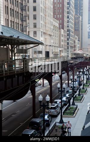 Chicago, Illinois. Die 'L' (Elevated Railway) in Downtown Chicago's Loop Gegend. Der Zug Nähert Sich Der Station Randolph/Wabash Street. Stockfoto