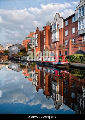 Vertäute Schmalboote neben eleganten Stadtwohnungen gegenüber dem NIA Centre in der Nähe von Brindley Place, Birmingham Canal Navigation (BCN), England, Großbritannien Stockfoto