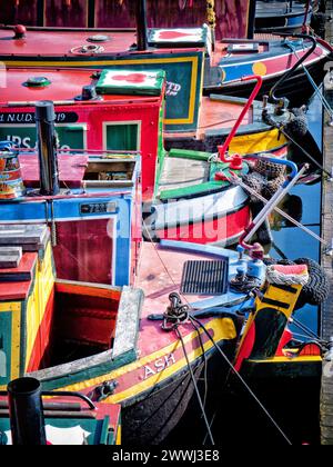Farbenfrohe Schmalboote im Gas Street Basin auf der Birmingham Canal Navigation (BCN), England, Großbritannien, Birmingham Stockfoto
