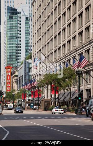 Chicago, Illinois. State Street. Macy ist im State Street Department Store auf der rechten Seite, früher Marshall Field's. Chicago Theater im Hintergrund. Stockfoto