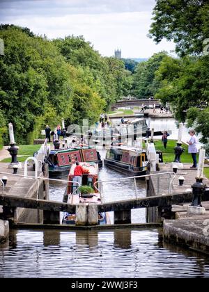 Schmalboote verhandeln die 'Stairway to Heaven' Hatton-Schleusen auf dem Grand Union Canal, England, Großbritannien, Warwick, Warwickshire Stockfoto