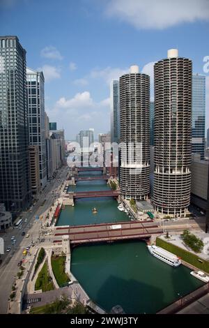 Chicago, Illinois. Chicago River Bridges und Marina Towers Gebäude auf der rechten Seite. East Wacker Drive auf der linken Seite. Stockfoto