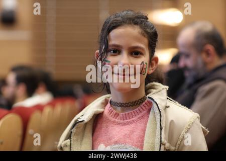 Gaziante, Turkiye. März 2024. Gaziantep, Turkiye. 24. März 2024. Im Stadttheater Åžahinbey in Gaziantep findet eine Zeremonie zum 13. Jahrestag der syrischen Revolution statt. Die Veranstaltung wurde von der syrischen Studentenschaft in Gaziantep in Zusammenarbeit mit der syrischen Gemeinschaft in Gaziantep organisiert. Quelle: ZUMA Press, Inc./Alamy Live News Stockfoto