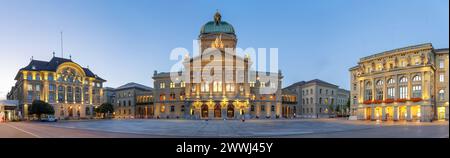 Bern, Schweiz mit dem Bundespalast der Schweiz zur blauen Stunde. ('Curia Confoederationis Helveticae' bedeutet übersetzt 'das Parlamentsgebäude von Stockfoto