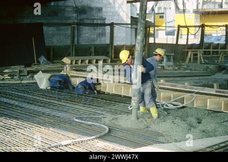 Arbeiter, die beim Bau der Straße tunn el 1982, Köln, Nordrhein-Westfalen, Beton in Fundamente verrohren Stockfoto