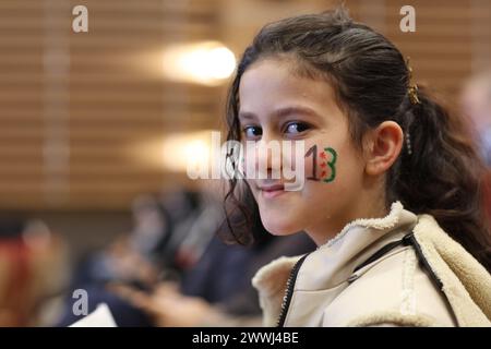 Gaziante, Turkiye. März 2024. Gaziantep, Turkiye. 24. März 2024. Im Stadttheater Åžahinbey in Gaziantep findet eine Zeremonie zum 13. Jahrestag der syrischen Revolution statt. Die Veranstaltung wurde von der syrischen Studentenschaft in Gaziantep in Zusammenarbeit mit der syrischen Gemeinschaft in Gaziantep organisiert. Quelle: ZUMA Press, Inc./Alamy Live News Stockfoto