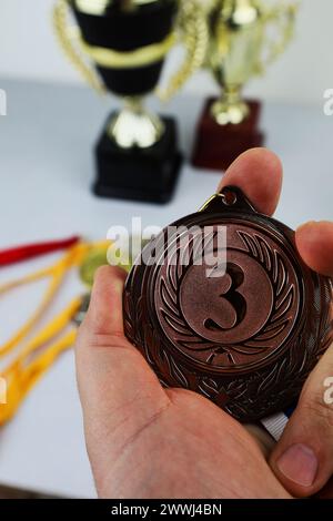 Pokale und Medaillen für die Vergabe der Gewinner. Sport, Wettbewerbe Stockfoto