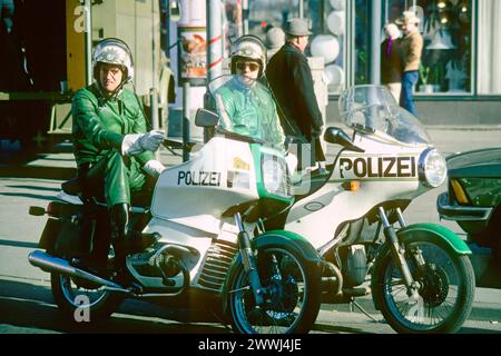 Zwei Polizisten auf Motorrädern beim Karneval 1982 in Köln, Nordrhein-Westfalen Stockfoto