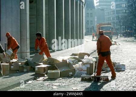 Stadträte, die nach dem Karnevalsumzug 1982 die Straßen räumen, Köln, Nordrhein-Westfalen Stockfoto