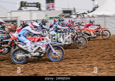 Spanien, Spanien. März 2024. Motocross World Championship-Runde 2-MXGP von SPANIEN-MADRID-24 Marzo 2024-MX2 Class-Start während der MXGP von Spanien, Motocross-Rennen in Spanien, Spanien, 24. März 2024 Credit: Independent Photo Agency/Alamy Live News Stockfoto