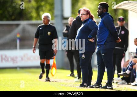 London, Großbritannien. März 2024. Sutton-Managerin Lucy Clark während des Spiels der Regional Womens Premier League zwischen Dulwich Hamlet und Sutton United in Champion Hill. Quelle: Liam Asman/Alamy Live News Stockfoto