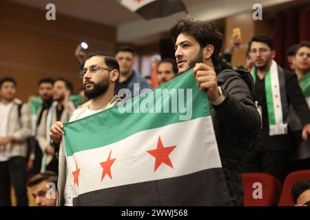 Gaziante, Turkiye. März 2024. Gaziantep, Turkiye. 24. März 2024. Im Stadttheater Åžahinbey in Gaziantep findet eine Zeremonie zum 13. Jahrestag der syrischen Revolution statt. Die Veranstaltung wurde von der syrischen Studentenschaft in Gaziantep in Zusammenarbeit mit der syrischen Gemeinschaft in Gaziantep organisiert. Quelle: ZUMA Press, Inc./Alamy Live News Stockfoto