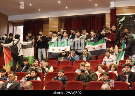 Gaziante, Turkiye. März 2024. Gaziantep, Turkiye. 24. März 2024. Im Stadttheater Åžahinbey in Gaziantep findet eine Zeremonie zum 13. Jahrestag der syrischen Revolution statt. Die Veranstaltung wurde von der syrischen Studentenschaft in Gaziantep in Zusammenarbeit mit der syrischen Gemeinschaft in Gaziantep organisiert. Quelle: ZUMA Press, Inc./Alamy Live News Stockfoto