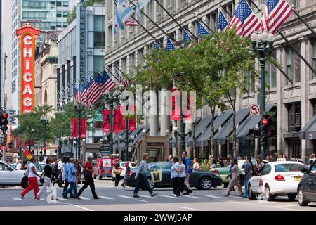 Chicago, Illinois. State Street. Macy ist im State Street Department Store auf der rechten Seite, früher Marshall Field's. Chicago Theater im Hintergrund. Stockfoto