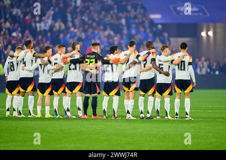 Team Frankreich und Deutschland in einer Gedenkminute für den verstorbenen ehemaligen DFB-Spieler Andi Brehme und Franz Beckenbauer mit Maximilian Mittelstädt, DFB 18 Jonathan Tah, DFB 4 Florian Wirtz, Nr. 17 DFB Toni Kroos, DFB 8 Robert Andrich, DFB 23 Marc-Andre ter STEGEN, DFB 22 Ilkay Gündogan, DFB 21 Kai Havertz, DFB 7 Antonio Rüdiger, Ruediger, DFB 2 Joshua Kimmich, DFB 6 Jamal Musiala, DFB 10 im Freundschaftsspiel FRANKREICH - DEUTSCHLAND 0-2 FRANKREICH - DEUTSCHLAND 0-2 in Vorbereitung auf die Europameisterschaft 2024 am 23. März 2024 in Lyon, Frankreich. © Peter Schatz / Alamy Live News Stockfoto