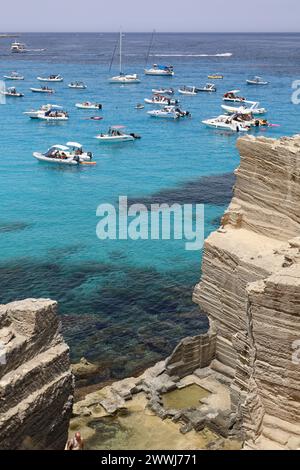 Das Ufer der Cala Rossa, eine der wunderschönen Buchten in Favignana in Sizilien, Italien Stockfoto