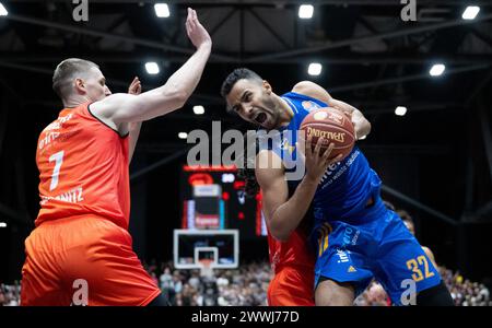 Chemnitz, Deutschland. März 2024. Basketball, Bundesliga, Niners Chemnitz - Alba Berlin, Hauptrunde, Spieltag 25, Chemnitz Arena. Chemnitzer Jonas Richter (l) und Berliner Johannes Thiemann kämpfen um den Ball. Quelle: Hendrik Schmidt/dpa/Alamy Live News Stockfoto