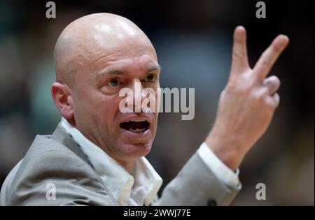 Chemnitz, Deutschland. März 2024. Basketball, Bundesliga, Niners Chemnitz - Alba Berlin, Hauptrunde, Spieltag 25, Chemnitz Arena. Niners Coach Rodrigo Pastore gestikuliert am Rande. Quelle: Hendrik Schmidt/dpa/Alamy Live News Stockfoto