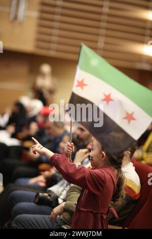 Gaziante, Turkiye. März 2024. Gaziantep, Turkiye. 24. März 2024. Im Stadttheater Åžahinbey in Gaziantep findet eine Zeremonie zum 13. Jahrestag der syrischen Revolution statt. Die Veranstaltung wurde von der syrischen Studentenschaft in Gaziantep in Zusammenarbeit mit der syrischen Gemeinschaft in Gaziantep organisiert. Quelle: ZUMA Press, Inc./Alamy Live News Stockfoto