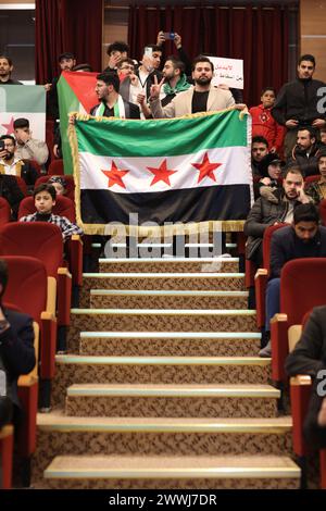 Gaziante, Turkiye. März 2024. Gaziantep, Turkiye. 24. März 2024. Im Stadttheater Åžahinbey in Gaziantep findet eine Zeremonie zum 13. Jahrestag der syrischen Revolution statt. Die Veranstaltung wurde von der syrischen Studentenschaft in Gaziantep in Zusammenarbeit mit der syrischen Gemeinschaft in Gaziantep organisiert. Quelle: ZUMA Press, Inc./Alamy Live News Stockfoto