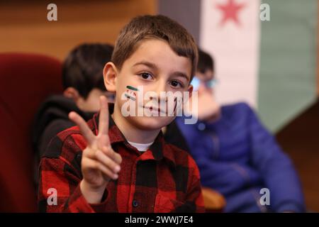 Gaziante, Turkiye. März 2024. Gaziantep, Turkiye. 24. März 2024. Im Stadttheater Åžahinbey in Gaziantep findet eine Zeremonie zum 13. Jahrestag der syrischen Revolution statt. Die Veranstaltung wurde von der syrischen Studentenschaft in Gaziantep in Zusammenarbeit mit der syrischen Gemeinschaft in Gaziantep organisiert. Quelle: ZUMA Press, Inc./Alamy Live News Stockfoto