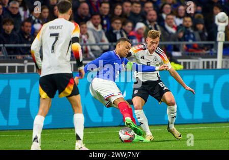 Kylian MBAPPE, FRA 10 konkurriert um den Ball, Tackling, Duell, Header, zweikampf, Aktion, Kampf gegen Joshua Kimmich, DFB 6 im Freundschaftsspiel FRANKREICH - DEUTSCHLAND 0-2 FRANKREICH - DEUTSCHLAND 0-2 in Vorbereitung auf die Europameisterschaft 2024 am 23. März 2024 in Lyon, Frankreich. © Peter Schatz / Alamy Live News Stockfoto