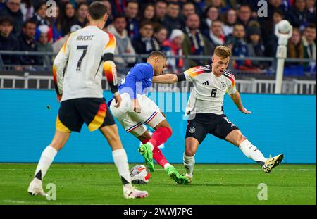 Kylian MBAPPE, FRA 10 konkurriert um den Ball, Tackling, Duell, Header, zweikampf, Aktion, Kampf gegen Joshua Kimmich, DFB 6 im Freundschaftsspiel FRANKREICH - DEUTSCHLAND 0-2 FRANKREICH - DEUTSCHLAND 0-2 in Vorbereitung auf die Europameisterschaft 2024 am 23. März 2024 in Lyon, Frankreich. © Peter Schatz / Alamy Live News Stockfoto