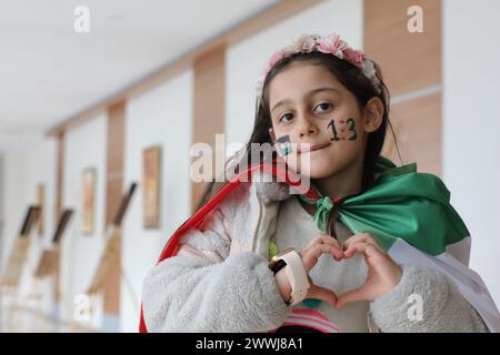 Gaziante, Turkiye. März 2024. Gaziantep, Turkiye. 24. März 2024. Im Stadttheater Åžahinbey in Gaziantep findet eine Zeremonie zum 13. Jahrestag der syrischen Revolution statt. Die Veranstaltung wurde von der syrischen Studentenschaft in Gaziantep in Zusammenarbeit mit der syrischen Gemeinschaft in Gaziantep organisiert. Quelle: ZUMA Press, Inc./Alamy Live News Stockfoto