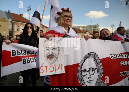 Weißrussen Feiern Den Solidaritätstag Mit Weißrussland In Warschau. Eine Frau hält ein Banner und ein Plakat mit dem belarussischen Präsidenten Alexander Lukaschenko, auf dem Stop steht, während sie am Solidaritätstag mit Weißrussland am 25. März 2024 in Warschau, Polen, teilnimmt. Einige Hunderte belarussische nahmen an dem jährlichen Solidaritätstag mit Belarus in der polnischen Hauptstadt Warschau Teil. Warschau Polen Copyright: XAleksanderxKalkax Stockfoto