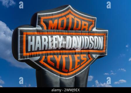 Italien - 24. März 2024: Harley Davidson Logo auf einem großen aufblasbaren Schild am blauen Himmel, Beschneidungspfad inklusive, Harley-Davidson Motor Company ist ein historisches U Stockfoto