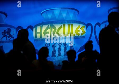 Hamburg, Deutschland. März 2024. Zuschauer im Auditorium vor der Uraufführung des Musicals „Herkules“. Quelle: Jonas Walzberg/dpa/Alamy Live News Stockfoto