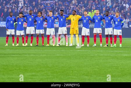 Team Frankreich und Deutschland in einer Gedenkminute für den verstorbenen ehemaligen DFB-Spieler Andi Brehme und Franz Beckenbauer mit Brice Samba, FRA 1 Torhüter, Benjamin Pavard, FRA 2 Dayot Upamecano, FRA 4 Jules Kounde, FRA 5 Aurelien Tchouameni, FRA 8 Kylian MBAPPE, FRA 10 Ousmane DEMBELE, FRA 11 Adrien Rabiot, FRA 14 Marcus Thuram, FRA 15 Warren Zaire-Emery, FRA 18 Lucas HERNANDEZ, FRA 21 im Freundschaftsspiel FRANKREICH - DEUTSCHLAND 0-2 FRANKREICH - DEUTSCHLAND 0-2 in Vorbereitung auf die Europameisterschaft 2024 am 23. März 2024 in Lyon, Frankreich. © Peter Schatz / Alamy Live News Stockfoto