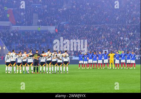 Team Frankreich und Deutschland in einer Gedenkminute für den verstorbenen ehemaligen DFB-Spieler Andi Brehme und Franz Beckenbauer mit Maximilian Mittelstädt, DFB 18 Jonathan Tah, DFB 4 Florian Wirtz, Nr. 17 DFB Toni Kroos, DFB 8 Robert Andrich, DFB 23 Marc-Andre ter STEGEN, DFB 22 Ilkay Gündogan, DFB 21 Kai Havertz, DFB 7 Antonio Rüdiger, Ruediger, DFB 2 Joshua Kimmich, DFB 6 Jamal Musiala, DFB 10 Brice Samba, FRA 1 Torwart, Benjamin Pavard, FRA 2 Dayot Upamecano, FRA 4 Jules Kounde, FRA 5 Aurelien Tchouameni, FRA 8 Kylian MBAPPE, FRA 10 OUSMANE DEMBELE, ADRIBELE 11 FRA 14 Marcus Thuram, FRA 15 Stockfoto