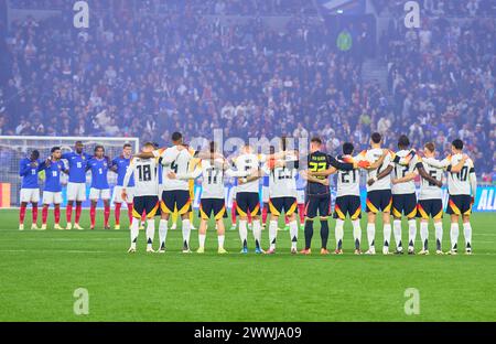 Team Frankreich und Deutschland in einer Gedenkminute für den verstorbenen ehemaligen DFB-Spieler Andi Brehme und Franz Beckenbauer mit Maximilian Mittelstädt, DFB 18 Jonathan Tah, DFB 4 Florian Wirtz, Nr. 17 DFB Toni Kroos, DFB 8 Robert Andrich, DFB 23 Marc-Andre ter STEGEN, DFB 22 Ilkay Gündogan, DFB 21 Kai Havertz, DFB 7 Antonio Rüdiger, Ruediger, DFB 2 Joshua Kimmich, DFB 6 Jamal Musiala, DFB 10 Brice Samba, FRA 1 Torwart, Benjamin Pavard, FRA 2 Dayot Upamecano, FRA 4 Jules Kounde, FRA 5 Aurelien Tchouameni, FRA 8 Kylian MBAPPE, FRA 10 OUSMANE DEMBELE, ADRIBELE 11 FRA 14 Marcus Thuram, FRA 15 Stockfoto