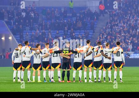 Team Frankreich und Deutschland in einer Gedenkminute für den verstorbenen ehemaligen DFB-Spieler Andi Brehme und Franz Beckenbauer mit Maximilian Mittelstädt, DFB 18 Jonathan Tah, DFB 4 Florian Wirtz, Nr. 17 DFB Toni Kroos, DFB 8 Robert Andrich, DFB 23 Marc-Andre ter STEGEN, DFB 22 Ilkay Gündogan, DFB 21 Kai Havertz, DFB 7 Antonio Rüdiger, Ruediger, DFB 2 Joshua Kimmich, DFB 6 Jamal Musiala, DFB 10 im Freundschaftsspiel FRANKREICH - DEUTSCHLAND 0-2 FRANKREICH - DEUTSCHLAND 0-2 in Vorbereitung auf die Europameisterschaft 2024 am 23. März 2024 in Lyon, Frankreich. © Peter Schatz / Alamy Live News Stockfoto