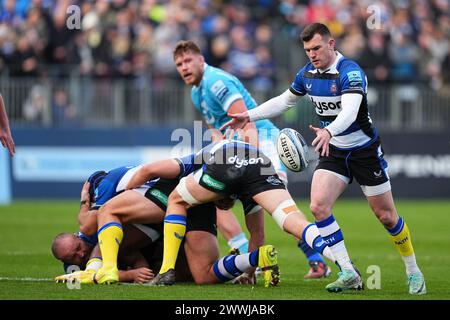 Bath, UK. März 2024. Ben Spencer von Bath Rugby tritt den Ball während des Gallagher Premiership Rugby Matches zwischen Bath Rugby und Sale Sharks am 24. März 2024 im Recreation Ground in Bath, Großbritannien. Foto von Scott Boulton. Nur redaktionelle Verwendung, Lizenz für kommerzielle Nutzung erforderlich. Keine Verwendung bei Wetten, Spielen oder Publikationen eines einzelnen Clubs/einer Liga/eines Spielers. Quelle: UK Sports Pics Ltd/Alamy Live News Stockfoto